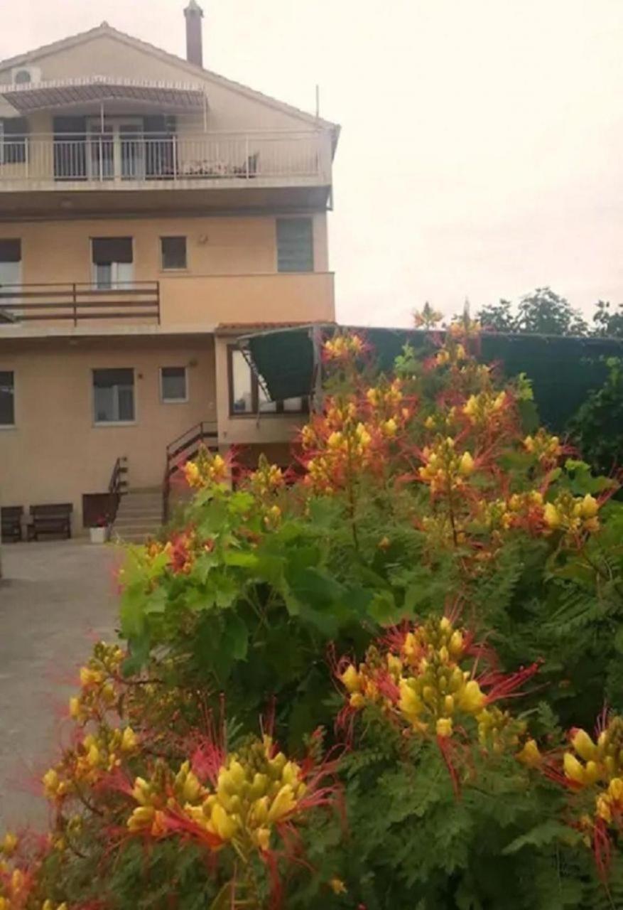 Apartments And Rooms Ognjen - Family Apartments With Free Parking Betina  Exterior photo